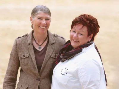 Jutta und Denise Beckmann stehen auf dem Reitplatz